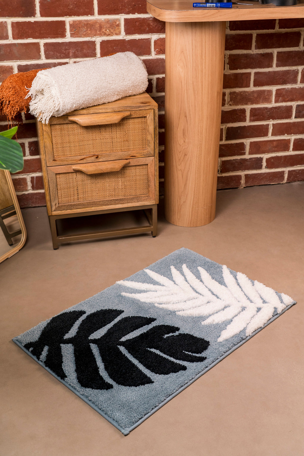 The Silva |  Ultra Plush Leaf Bath  Rug