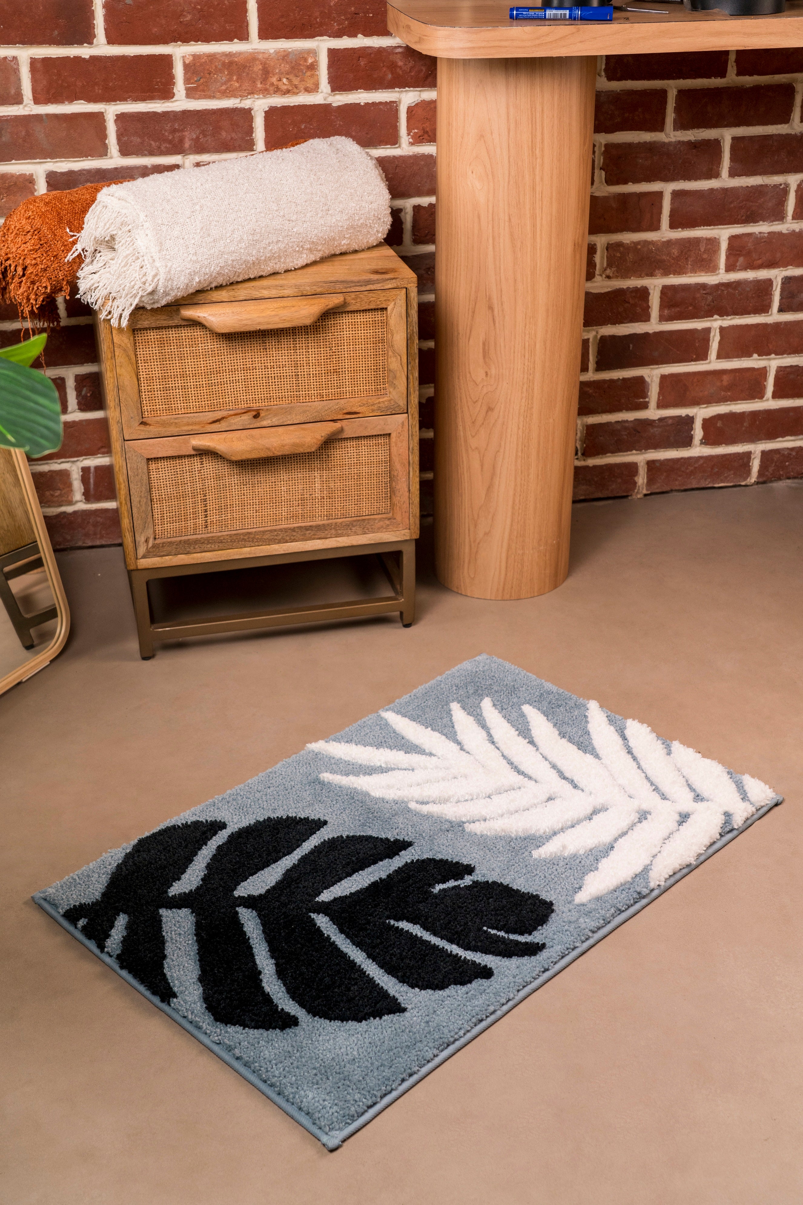 The Silva |  Ultra Plush Leaf Bath  Rug